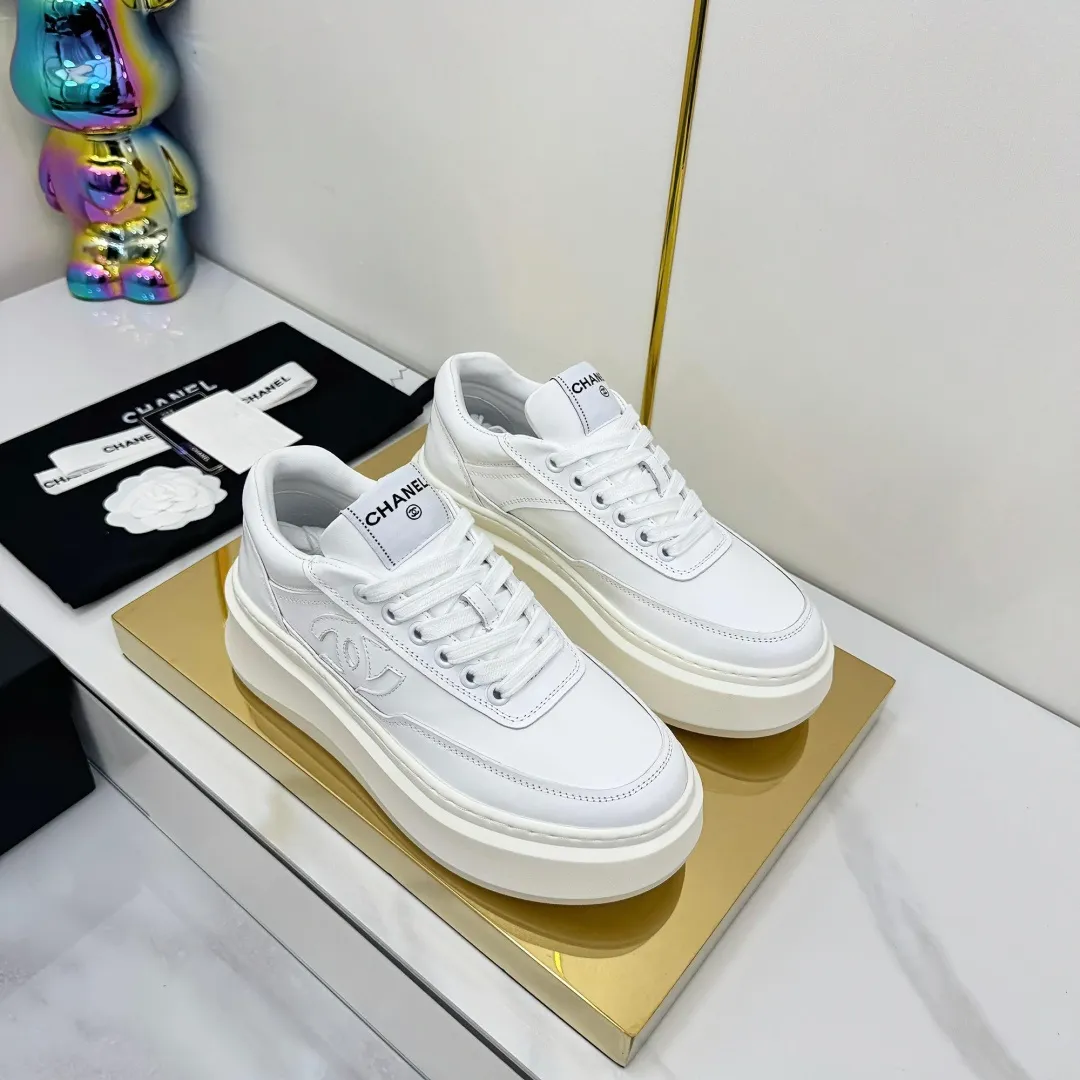 👟👟Ex-factory price 600👟👟 Upgraded version, upgraded version, upgraded version! No rebuttal accepted! ! ! ! Chanel Chanel panda shoes! 2025 counter's top casual sports shoes. This classic design; the upper is electro-embroidered with a variety of techniques; the outsole is fashionable and sporty; the unusual inclusion of a variety of color matching elements... The diversified mix and match is very good-looking and versatile, and can be used for leisure, fashion, sports, and outdoor... ꫛꫀꪝ Go➫ Materials: ❶Upper made of: original imported first-layer silk cowhide + original waterproof cloth + original first-layer cowhide ❷Inner lining: Original Yangli+Net ❸Outsole based on: Original TPU combination outsole Counter boutique packaging complete set for women 35–41 👉 👉 👉 👉 👉